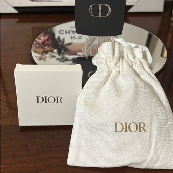NWOT Dior Mirror with Dior pouch!💫🌟 - Picture 5 of 5